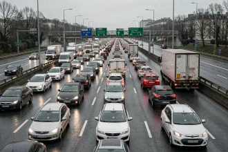 Embouteillage important sur le périphérique de Rennes avec de nombreuses voitures bloquées sur plusieurs voies