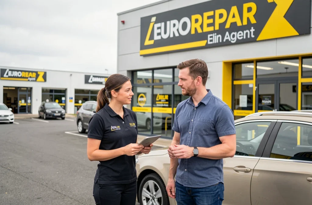 Conseillère du EUROREPAR Garage Elin Agent présentant un devis de réparation à un client devant l'atelier