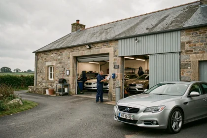 Vue d'ensemble d'une carrosserie automobile professionnelle en Morbihan avec véhicules réparés et technicien en blouse